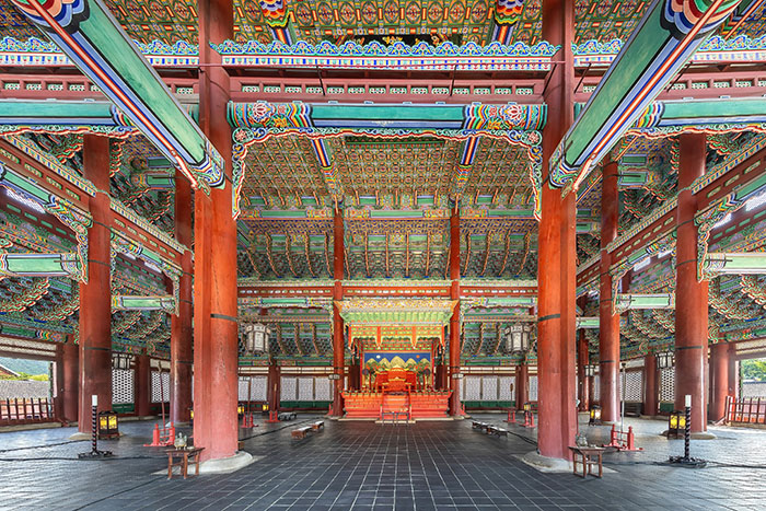 Interior_view_of_the_Geunjeongjeon_Hall_at_Gyeongbokgung_Palace_in_Seoul.jpg